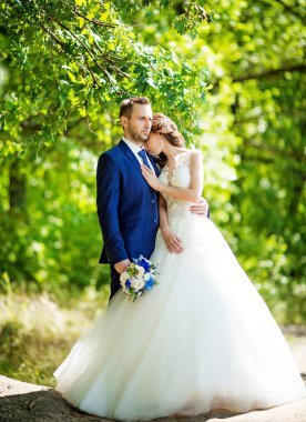 Gelin ve damat onların düğün günü Park  