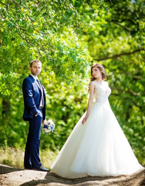 Gelin ve damat onların düğün günü Park  