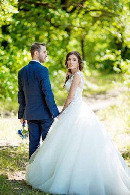 Gelin ve damat onların düğün günü Park  