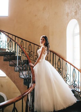 Beyaz düğün elbise poz içinde güzel genç gelin  