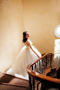 Beyaz düğün elbise poz içinde güzel genç gelin  