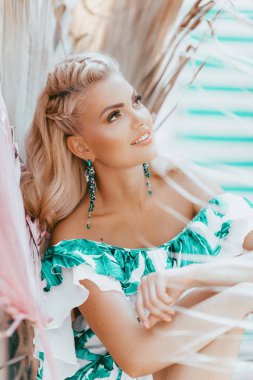 Tropikal elbise poz poz güzel genç, sarışın kadın