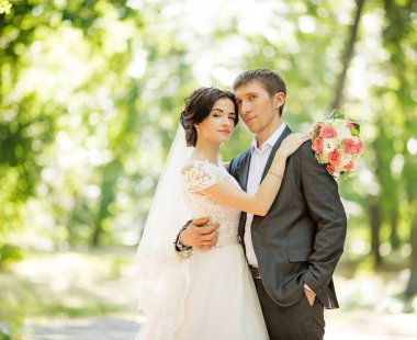 Gelin ve damat onların düğün günü Park  