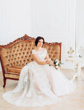 Beyaz düğün elbise poz içinde güzel genç gelin  