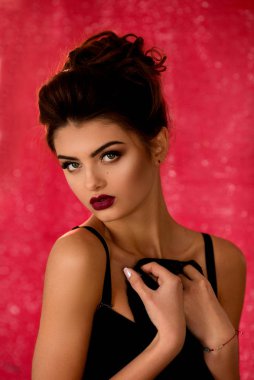 siyah elbise poz güzel genç kadın