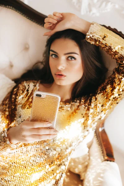 Vacker Ung Kvinna Poserar Klänning Tar Selfie — Stockfoto