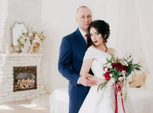 güzel ve genç gelin ve damat odasında poz 