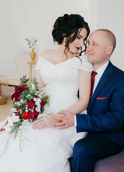 güzel ve genç gelin ve damat odasında poz 