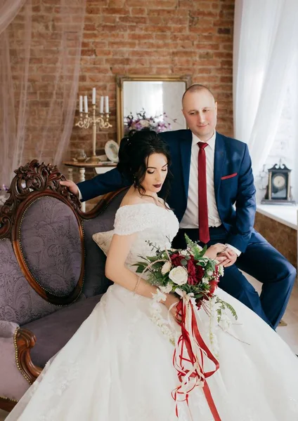 güzel ve genç gelin ve damat odasında poz 