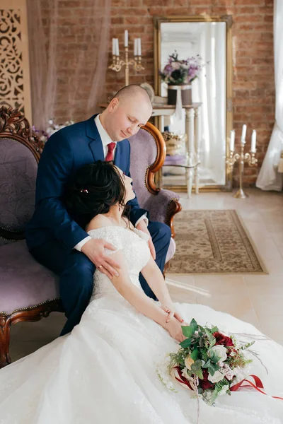 güzel ve genç gelin ve damat odasında poz 