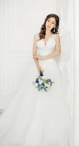 Schöne Junge Braut Weißen Brautkleid Posiert — Stockfoto