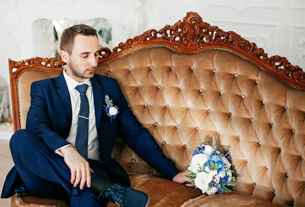 Yakışıklı Damat Gelin Bekliyor Mutlu Damat Newlywed — Stok fotoğraf