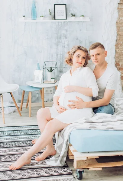 Vackra Unga Paret Väntar Baby Poserar Studio — Stockfoto
