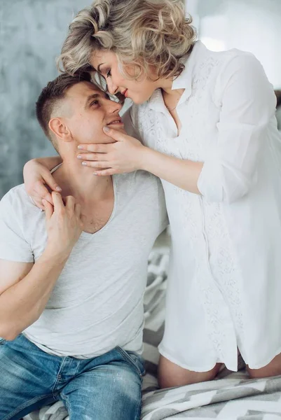 Bela Jovem Casal Esperando Bebê Posando Estúdio — Fotografia de Stock