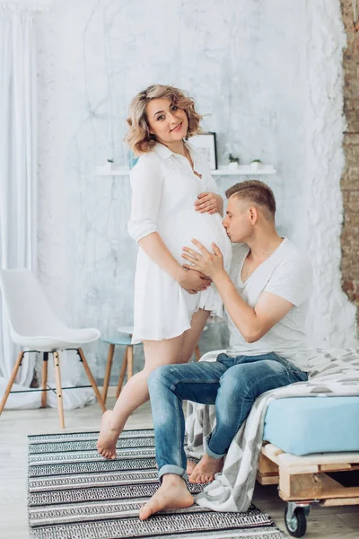 Bela Jovem Casal Esperando Bebê Posando Estúdio — Fotografia de Stock