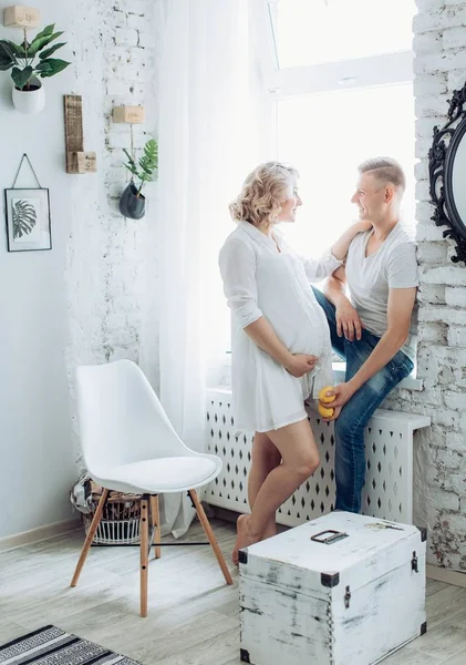 Bella Giovane Coppia Attesa Bambino Posa Studio — Foto Stock