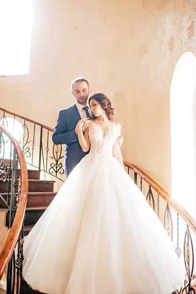 Belle Jeune Mariée Marié Posant Chambre — Photo