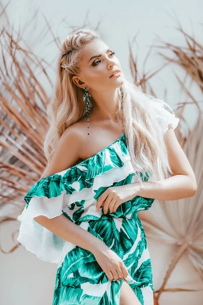 Красивая Молодая Блондинка Позирует Тропическом Платье — стоковое фото