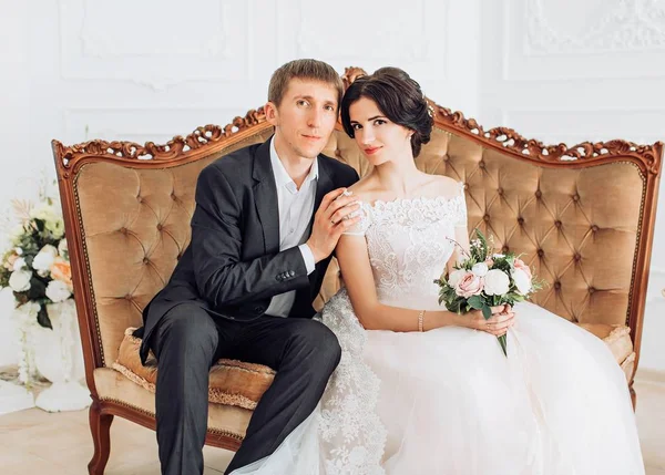 Красивая Молодая Невеста Жених Позируют Комнате — стоковое фото