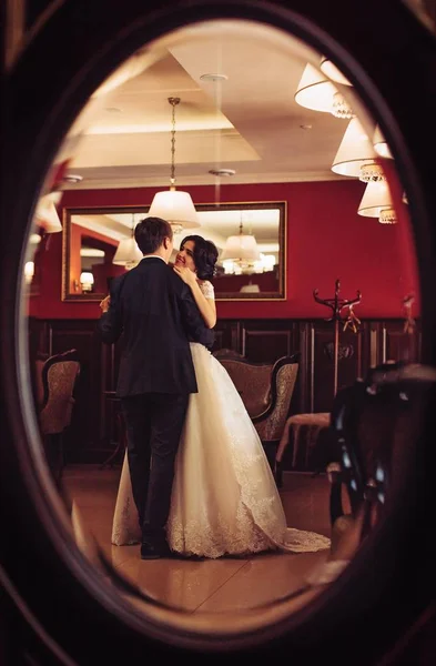 Belle Jeune Mariée Marié Dansant Dans Chambre — Photo