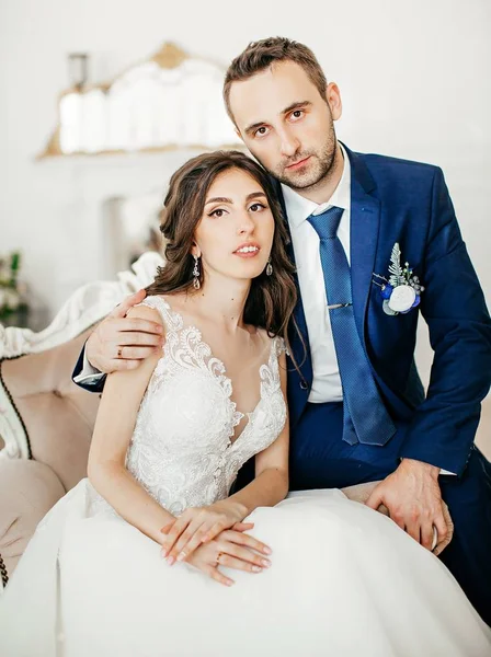 güzel ve genç gelin ve damat odasında poz 