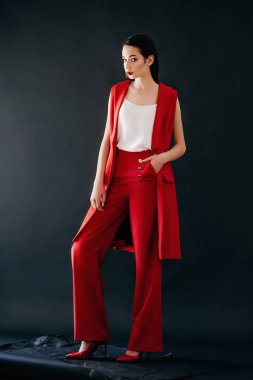 Kırmızı pantolon studio poz poz güzel genç kadın