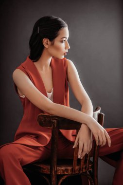 Kırmızı pantolon studio poz poz güzel genç kadın