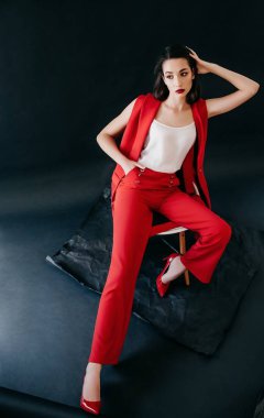 Kırmızı pantolon studio poz poz güzel genç kadın