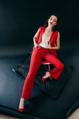 Kırmızı pantolon studio poz poz güzel genç kadın