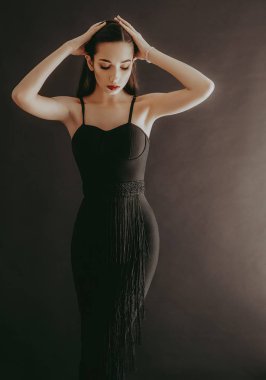 Studio siyah elbise poz güzel genç kadın