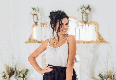 Siyah etekli poz güzel genç kadın