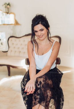 Siyah etekli poz güzel genç kadın