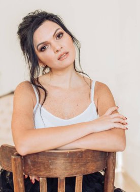 Siyah etekli poz güzel genç kadın