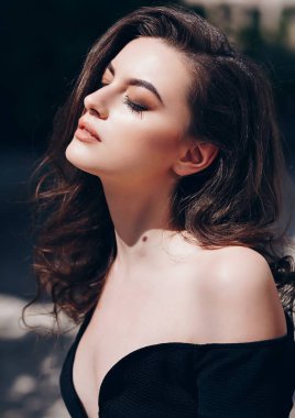 Güzel genç siyah elbisenin içinde poz portresi