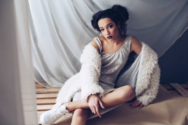 Güzel genç elbise ve kürk ceket poz portresi