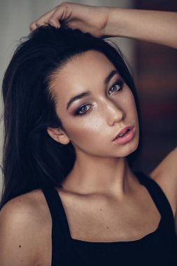 Güzel genç studio poz portresi