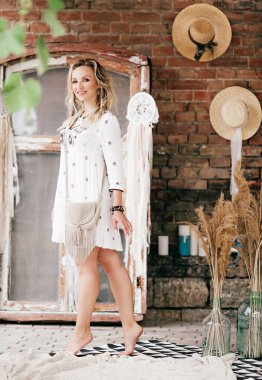 Boho kıyafeti ile güzel güzel kız moda portre  