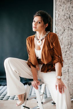 Güzel kadın moda giysileri poz