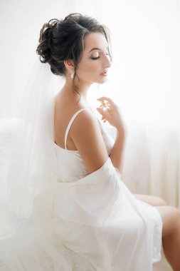 Güzel genç gelin beyaz gelinlik iç çamaşırı