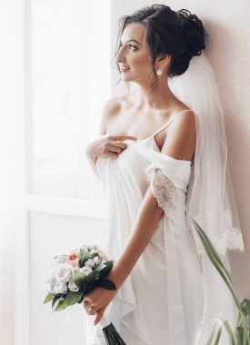 Güzel genç gelin beyaz gelinlik iç çamaşırı