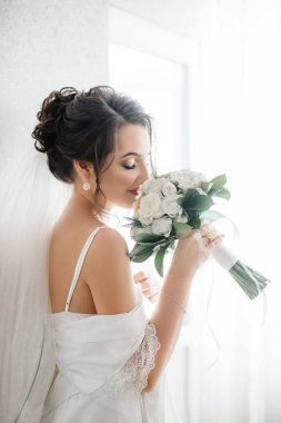 Güzel genç gelin beyaz gelinlik iç çamaşırı