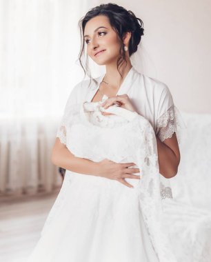 Beyaz gelinlik ile poz güzel genç gelin 