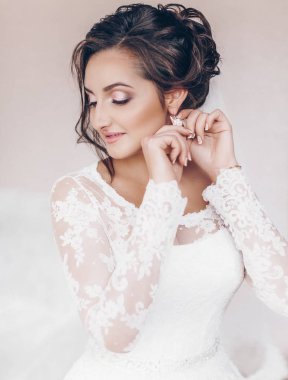 Beyaz düğün elbise poz içinde güzel genç gelin 