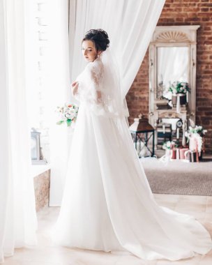 Beyaz düğün elbise poz içinde güzel genç gelin 