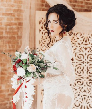 Güzel genç gelin beyaz gelinlik iç çamaşırı