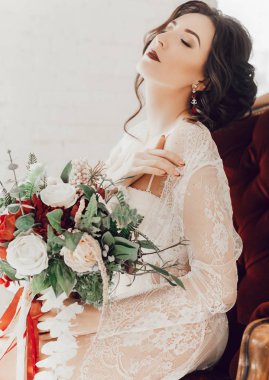 Güzel genç gelin beyaz gelinlik iç çamaşırı