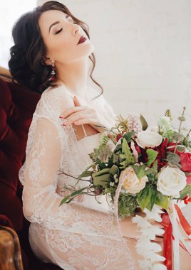 Güzel genç gelin beyaz gelinlik iç çamaşırı