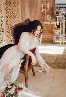 Güzel genç gelin beyaz gelinlik iç çamaşırı