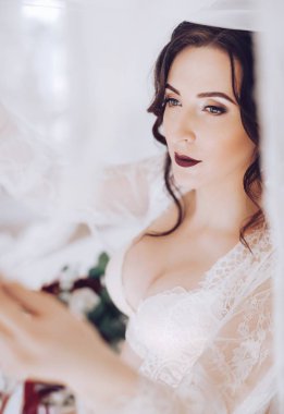 Güzel genç gelin beyaz gelinlik iç çamaşırı