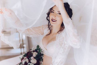 Güzel genç gelin beyaz gelinlik iç çamaşırı